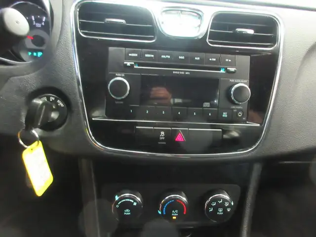 CHRYSLER 200 2011 AUTOMATIQUE BAS PRIX 193700 KM - Photo 9
