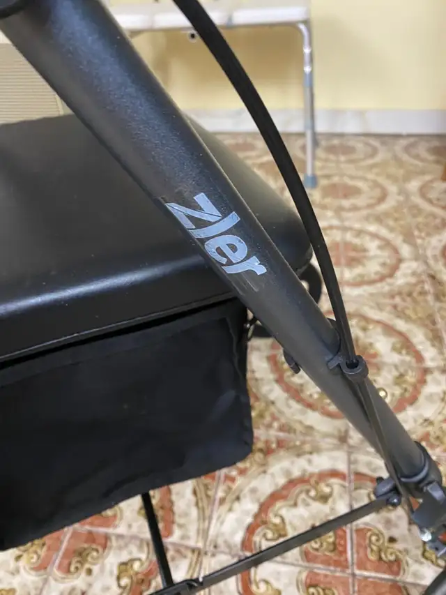 Zeler Upright Walker - Photo 2