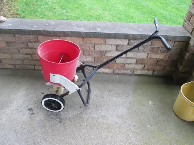 FERTILIZER SPREADER