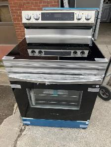 Stove - 30 Samsung 6.3 Cu ft  NE63A6111SS  Electric Range New