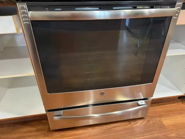 Gently Used GE Free-standing Range