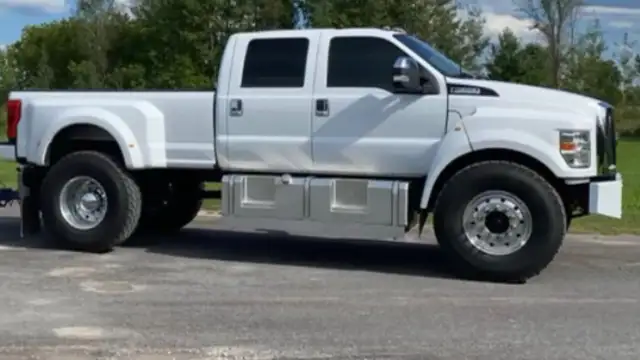 Custom Ford F650 Crew Cab - Photo 4