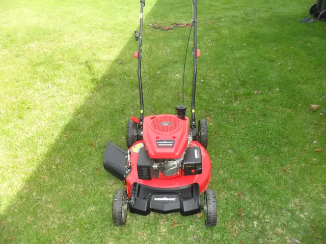 Gas powered lawn mower like new - Photo 4