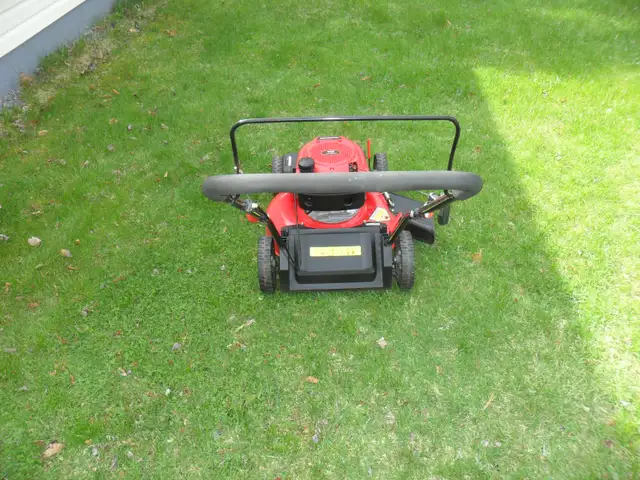 Gas powered lawn mower like new - Photo 5