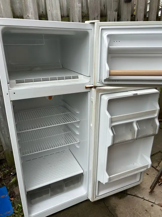 apartment size fridge - Photo 2