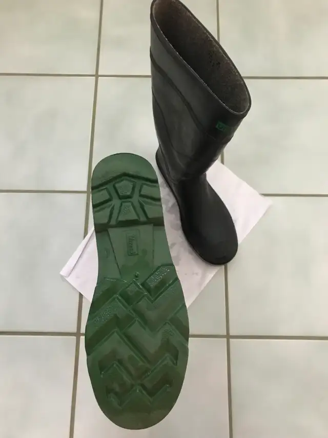 Steel Toe Men's size 10 rubber boots - Photo 2