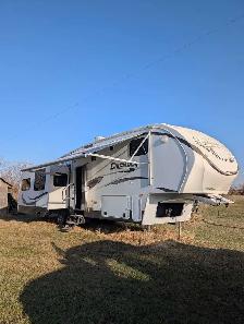 35ft  2012 Crusader 5th wheel for sale!