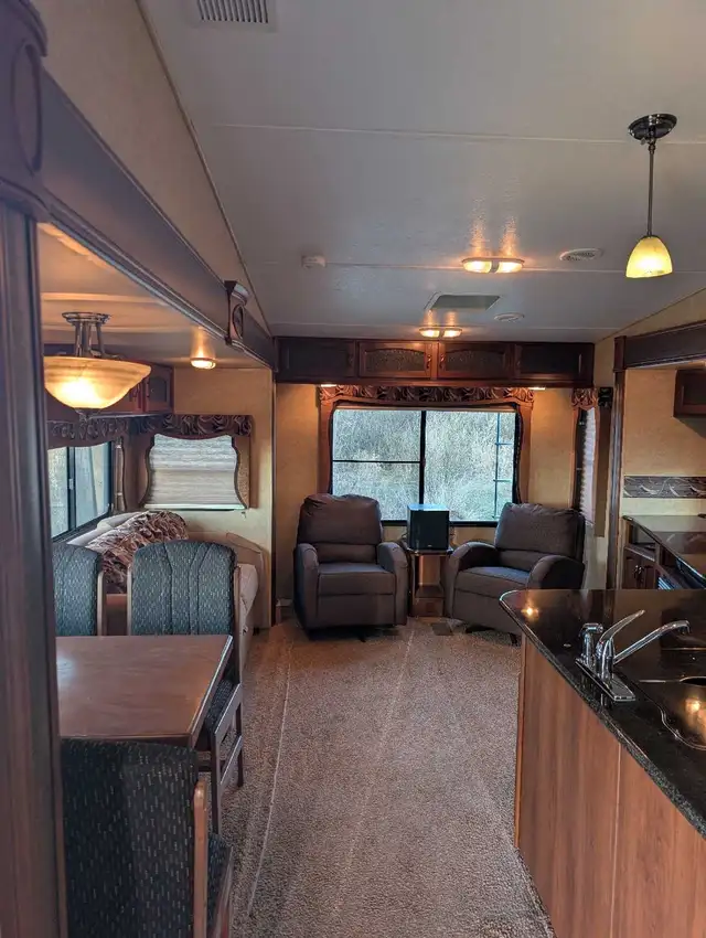 35ft  2012 Crusader 5th wheel for sale! - Photo 3