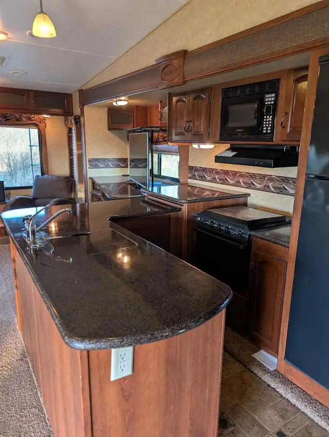 35ft  2012 Crusader 5th wheel for sale! - Photo 5