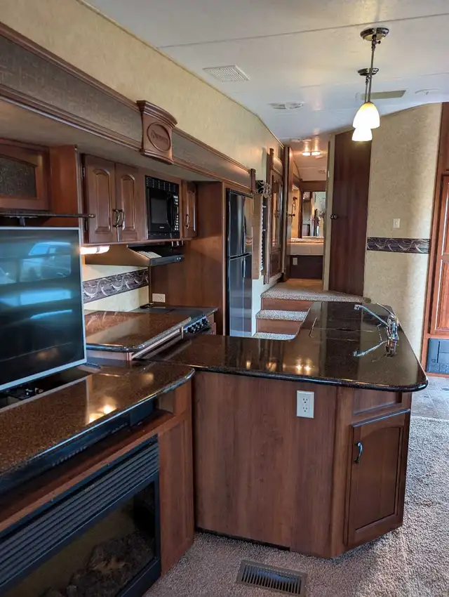 35ft  2012 Crusader 5th wheel for sale! - Photo 7