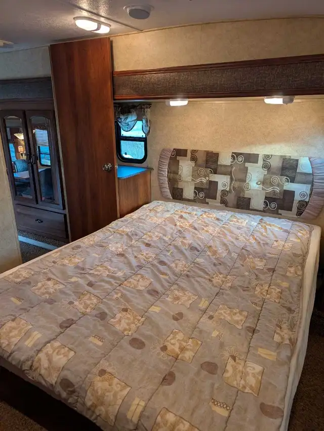 35ft  2012 Crusader 5th wheel for sale! - Photo 9