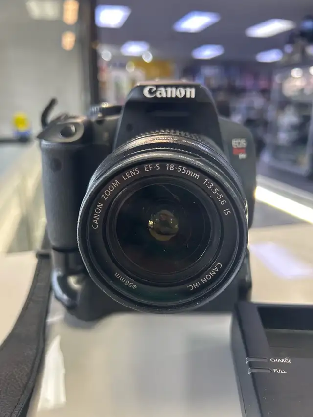 Canon T4I 18MP DSLR with 18-55mm lens and battery grip - Photo 2