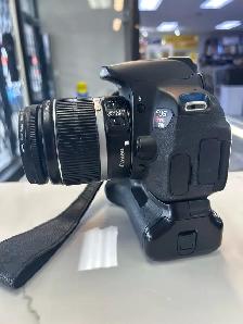 Canon T4I 18MP DSLR with 18-55mm lens and battery grip - Photo 3