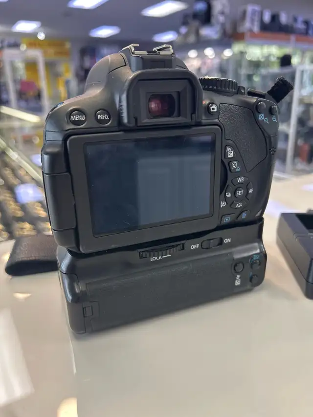 Canon T4I 18MP DSLR with 18-55mm lens and battery grip - Photo 4