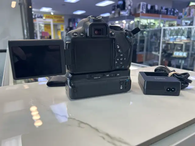 Canon T4I 18MP DSLR with 18-55mm lens and battery grip - Photo 5