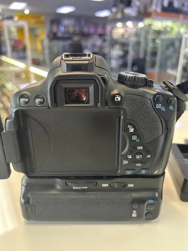 Canon T4I 18MP DSLR with 18-55mm lens and battery grip - Photo 6