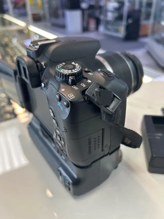 Canon T4I 18MP DSLR with 18-55mm lens and battery grip - Photo 7