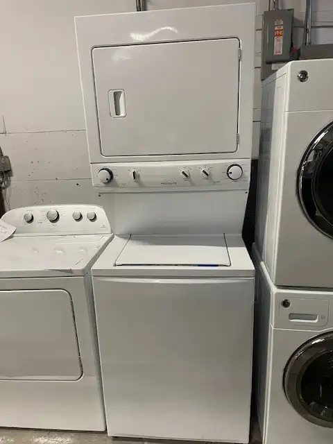 Laveuse sécheuse superposées (stacker) blanches 27'' Frigidaire