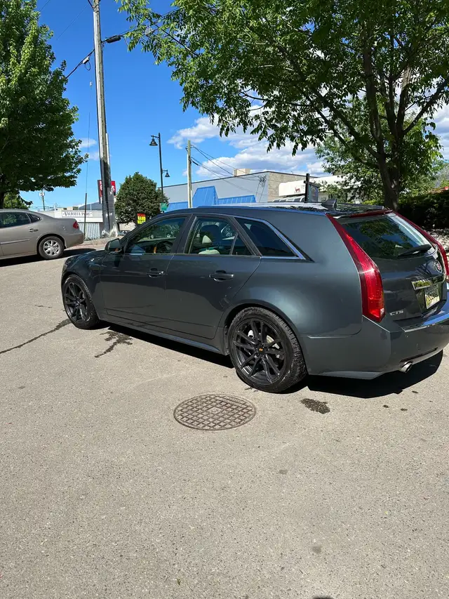 2010 Cadillac CTS Sport Wagon - Photo 2