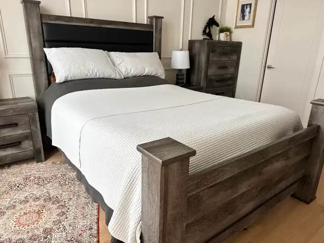 Lovely 5 piece queen bedroom set with motion base