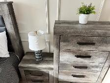 Lovely 5 piece queen bedroom set with motion base - Photo 2