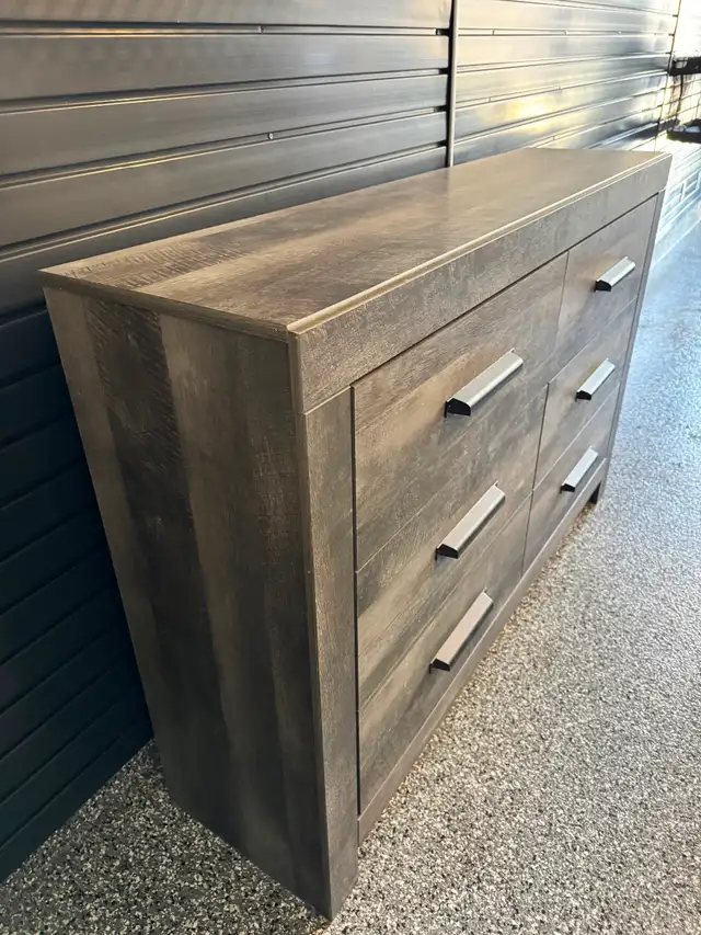 Lovely 5 piece queen bedroom set with motion base - Photo 3