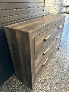 Lovely 5 piece queen bedroom set with motion base - Photo 3
