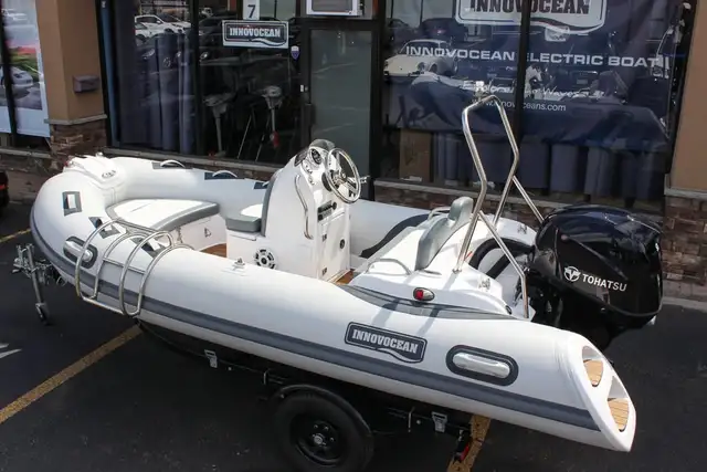 13 ft Premium Fiberglass Luxury Boat with Canopy 50 HP motors - Photo 2