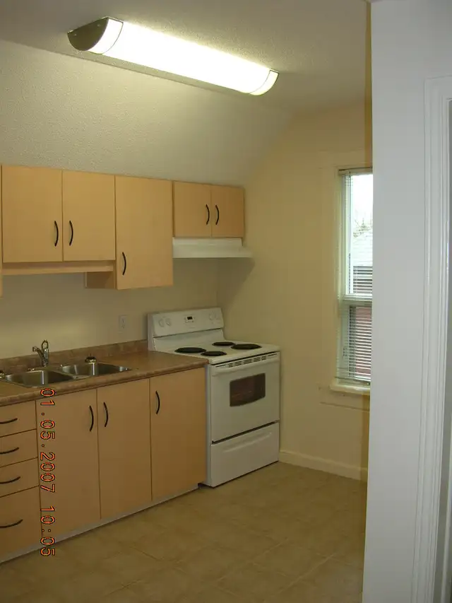 Sparkling Clean 2 BR in Historic Home Near Downtown Kitchener - Photo 2