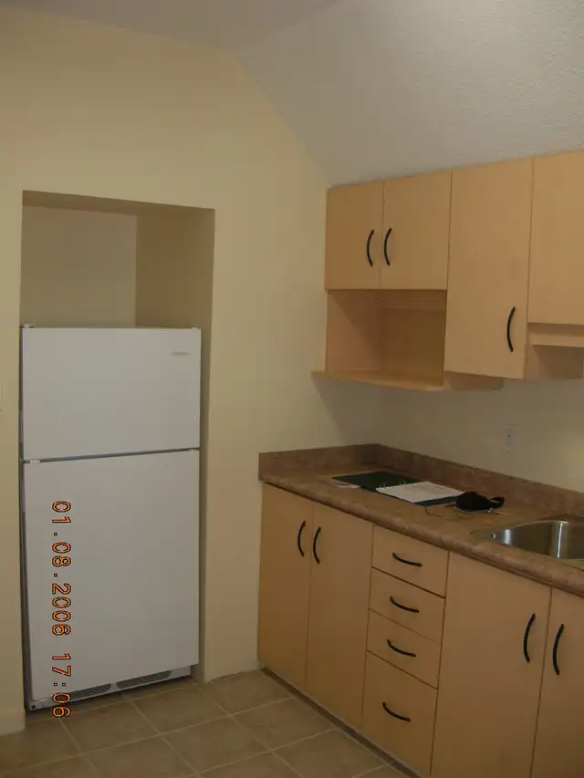 Sparkling Clean 2 BR in Historic Home Near Downtown Kitchener - Photo 3