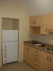Sparkling Clean 2 BR in Historic Home Near Downtown Kitchener - Photo 3