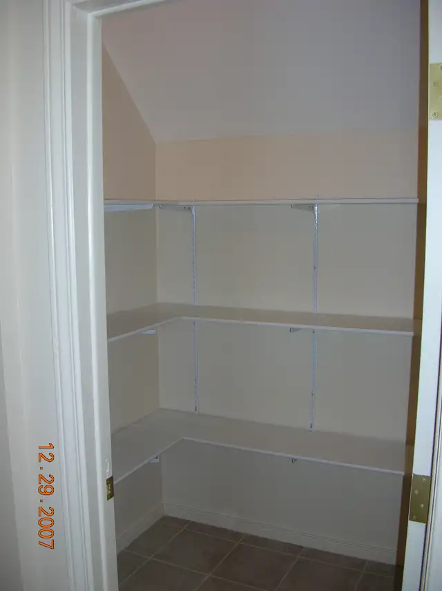 Sparkling Clean 2 BR in Historic Home Near Downtown Kitchener - Photo 4