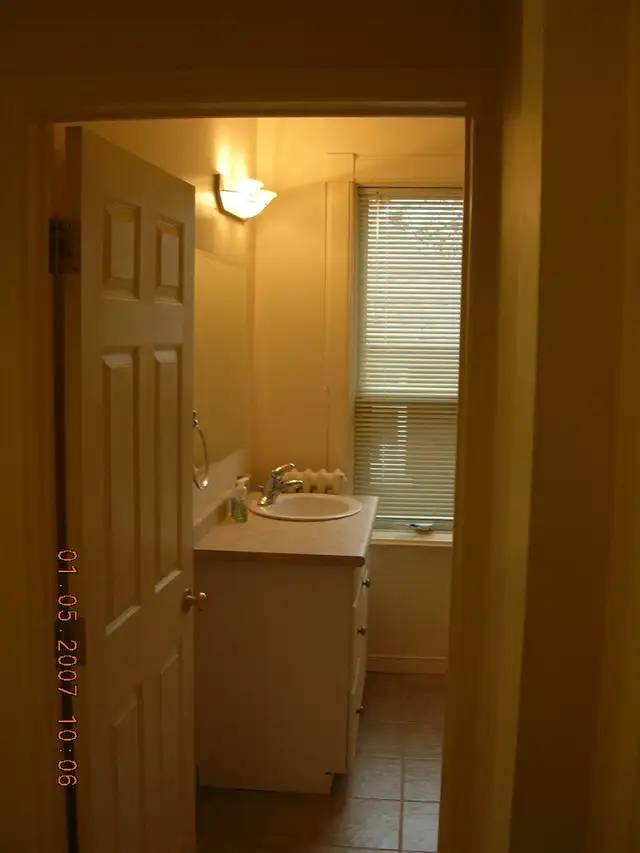 Sparkling Clean 2 BR in Historic Home Near Downtown Kitchener - Photo 5