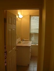 Sparkling Clean 2 BR in Historic Home Near Downtown Kitchener - Photo 5