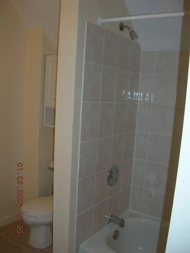 Sparkling Clean 2 BR in Historic Home Near Downtown Kitchener - Photo 6