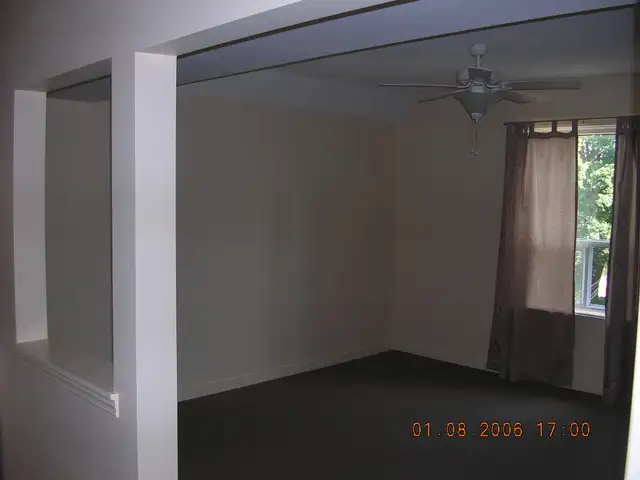 Sparkling Clean 2 BR in Historic Home Near Downtown Kitchener - Photo 7
