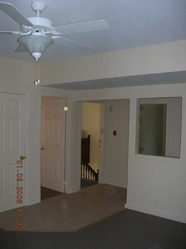 Sparkling Clean 2 BR in Historic Home Near Downtown Kitchener - Photo 8