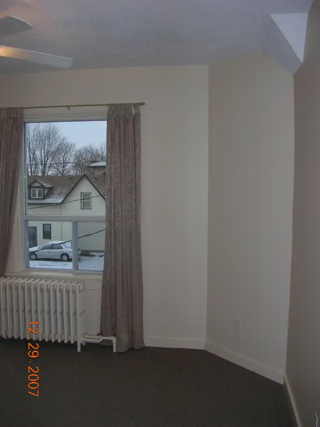Sparkling Clean 2 BR in Historic Home Near Downtown Kitchener - Photo 9