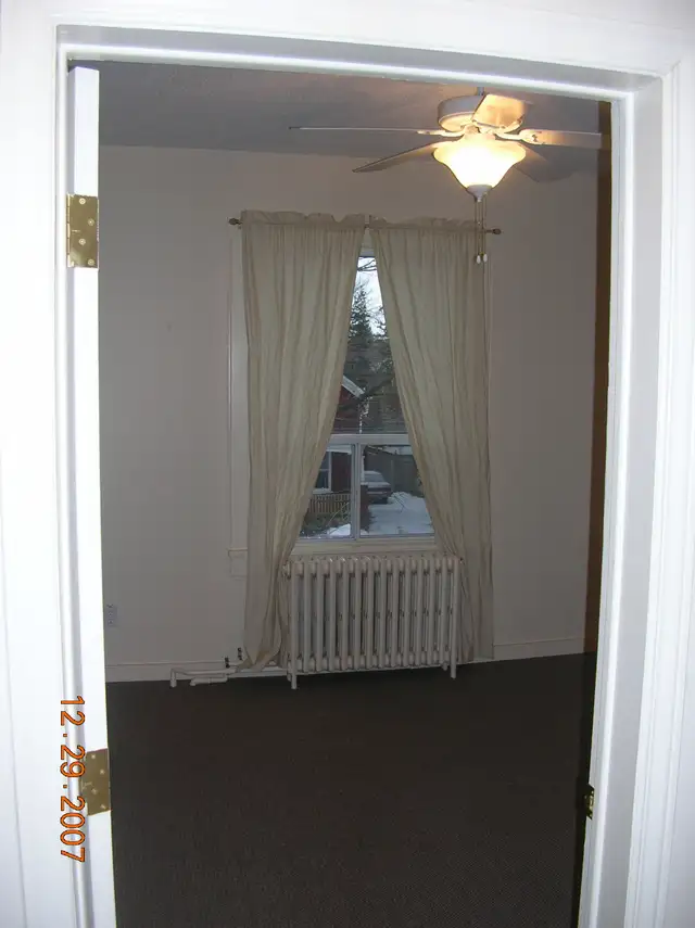 Sparkling Clean 2 BR in Historic Home Near Downtown Kitchener - Photo 10
