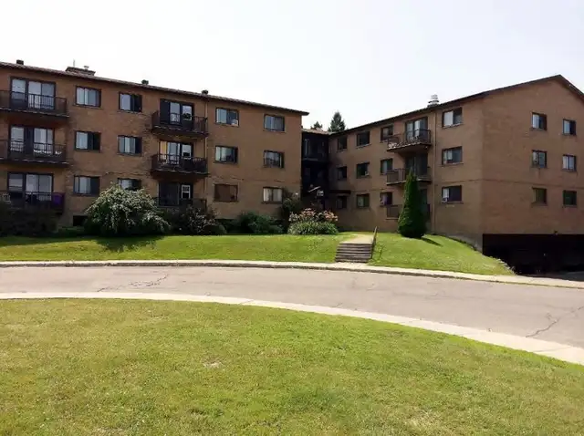 140 Crois GardenDorval, 10 minute walk to Mall,  renovated 4 1/2