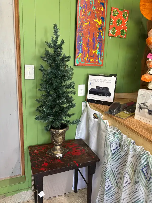 Garage Sale - Photo 2