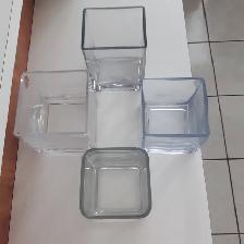 4 DIFFÉRENTS BEAUX VASES NEUFS EN VERRE ÉPAIS: $5.00 CHACUN