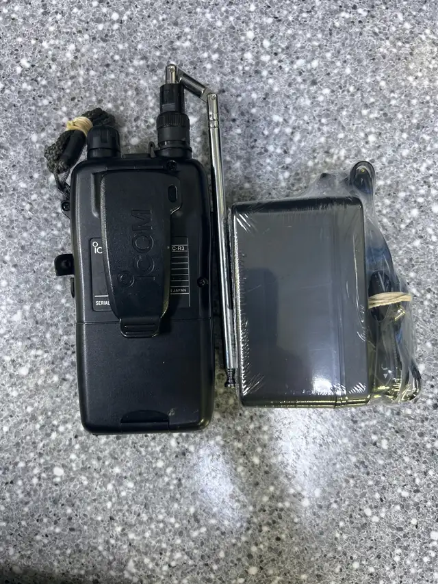 ICOM IC-R3 Wide Band Communications Receiver With Power Supply - Photo 2