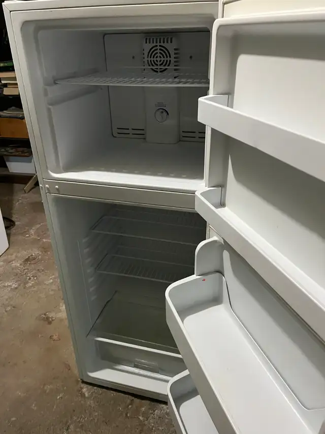 Used Fridge for Sale 24' – Good Condition - Photo 2