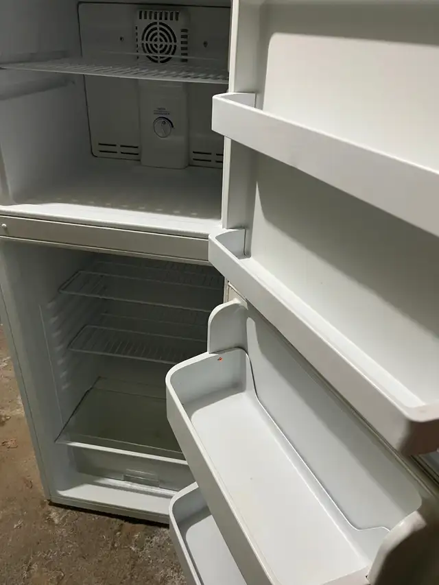 Used Fridge for Sale 24' – Good Condition - Photo 3