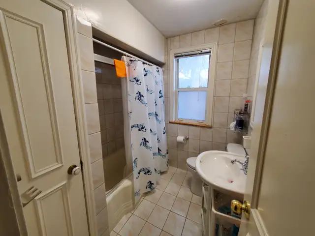 FourPlex Top floor for Rent - 1182 Royal York Rd - Photo 4