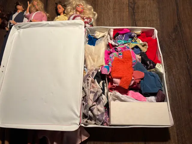 Vintage Barbies with lots of clothing - Photo 2