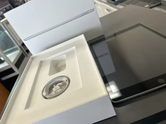 IPad 9th Gen 64GB with Box - Photo 6