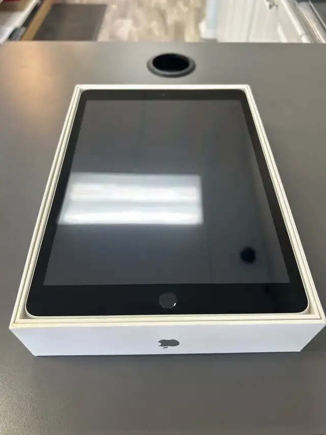IPad 9th Gen 64GB with Box - Photo 7