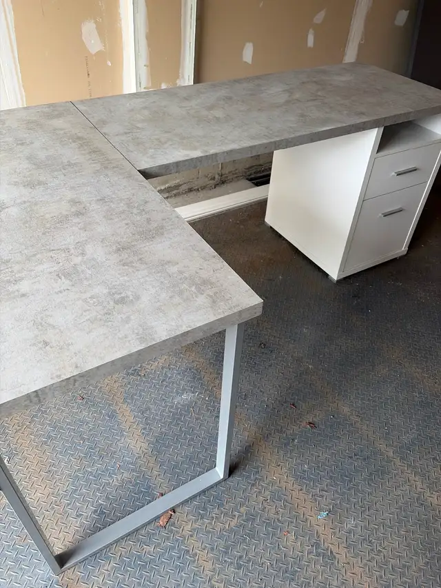 Large office desk - white office chair also available - Photo 2